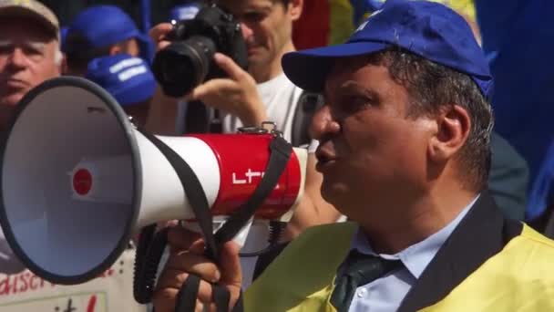罗马尼亚布加勒斯特 2023年5月29日 工会领导人罗德里戈 加布里埃尔 马克西姆在罗马尼亚交通部前抗议罗马尼亚铁路公司工人时发表讲话 — 图库视频影像