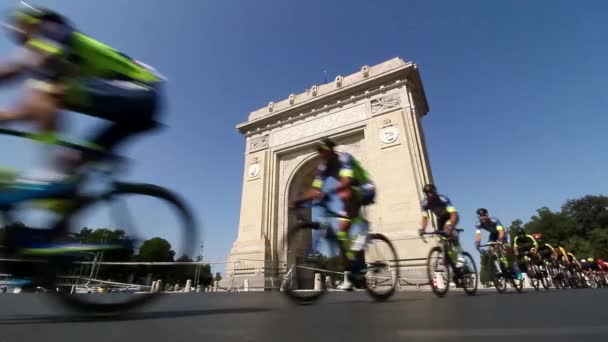 Bukarest Rumänien September 2019 Cyklister Tävlar Tour Romania Passerar Triumfbågen — Stockvideo