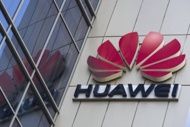 Bükreş, Romanya - 10 Temmuz 2023: Çinli telekomünikasyon donanım şirketi Huawei 'nin logosu Romanya' nın Bükreş kentindeki bir binanın tepesinde sergileniyor.