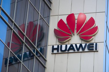 Bükreş, Romanya - 10 Temmuz 2023: Çinli telekomünikasyon donanım şirketi Huawei 'nin logosu Romanya' nın Bükreş kentindeki bir binanın tepesinde sergileniyor.