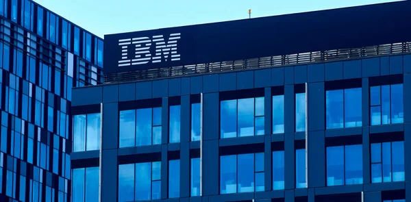 Bükreş, Romanya - 09 Temmuz 2023: IBM logosu Romanya 'nın Bükreş kentindeki IBM genel merkez binasının tepesinde görülüyor.