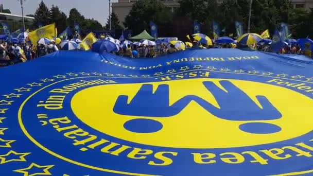 罗马尼亚布加勒斯特 2023年7月12日 罗马尼亚 卫生团结 联合会的卫生工作者工会成员在罗马尼亚政府总部前抗议 — 图库视频影像