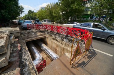 Bükreş, Romanya - 10 Temmuz 2023: Pipera Yolu 'ndaki ısıtma boruları yenileriyle değiştirildi. Bükreş Termik Ağı, Belediye Başkanı Nicusor Dan 'in girişimiyle modernizasyon sürecinde.
