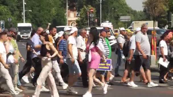 罗马尼亚布加勒斯特 2023年7月26日 将近1000名建筑行业的员工抗议政府打算在维多利亚宫门前削减他们的财政设施 — 图库视频影像