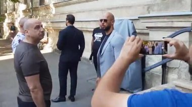 Bükreş, Romanya. 1 Ağustos 2023: Andrew Tate (C) ve kardeşi Tristan Tate (R), ev hapsine karşı olan itirazlarını yargılayan Bükreş Temyiz Mahkemesi 'ne geldiler.