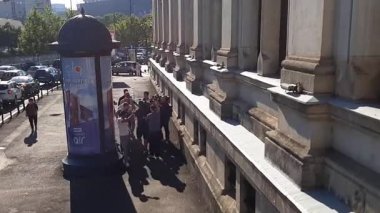 Bükreş, Romanya. 1 Ağustos 2023: Andrew Tate (C) ve kardeşi Tristan Tate (R), ev hapsine karşı olan itirazlarını yargılayan Bükreş Temyiz Mahkemesi 'ne geldiler.