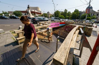 Bükreş, Romanya - 12 Temmuz 2023: Bükreş 'teki Üniversite Geçidi girişlerinden biri. Bu resim sadece editörler içindir..