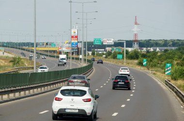 Bükreş, Romanya - 10 Temmuz 2023: A3 otoyolunda trafik. Bu resim sadece editörler içindir..
