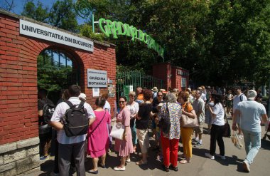 Bükreş, Romanya - 09 Temmuz 2023: İnsanlar Botanik Bahçesi 