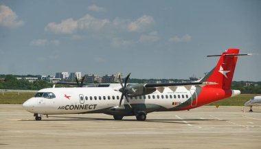 Bükreş, Romanya. 24 Temmuz 2023: Romen havayolları AirConnect 'in Bükreş Baneasa' daki uçuş operasyonlarının başlatılması münasebetiyle basın etkinliği sırasında Sibiu 'dan Bükreş' e giden KS1106 sefer sayılı AirConnect uçağı apronla geldi.