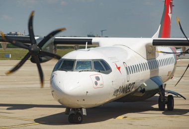 Bükreş, Romanya. 24 Temmuz 2023: Romen havayolları AirConnect 'in Bükreş Baneasa' daki uçuş operasyonlarının başlatılması münasebetiyle basın etkinliği sırasında Sibiu 'dan Bükreş' e giden KS1106 sefer sayılı AirConnect uçağı apronla geldi.