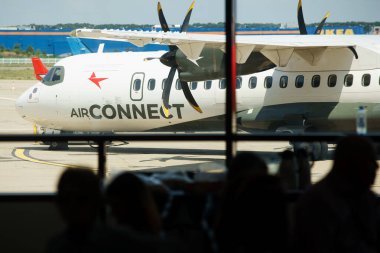 Bükreş, Romanya. 24 Temmuz 2023: AirConnect 'in Sibiu' dan Bükreş 'e olan KS1106 sefer sayılı uçağı, Romen havayolu şirketi AirConnect' in Bükreş Banea 'daki uçuş operasyonlarının başlatılması münasebetiyle düzenlenen basın etkinliği sırasında apron üzerine park edildi.