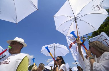 Bükreş, Romanya. 27 Haziran 2023: Birkaç yüz cezaevi polisi ve kâtibi, emeklilik vergisini ve çalışma gruplarının emeklilik yaşını artırma konulu bir yasayı Romen Parlamentosu önünde protesto etti. 