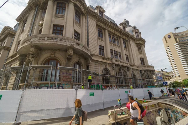 罗马尼亚布加勒斯特 2023年6月16日 建筑商开始组装必要的脚手架 以开始布加勒斯特大学宫殿外墙的修复工作 — 图库照片
