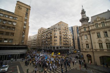 Bükreş, Romanya. 10 Mayıs 2023: Çok sayıda sendika federasyonundan 10 bin kadar öğretmen maaş zammı, enflasyon oranına endeksasyon ve daha iyi çalışma koşullarına ilişkin bir protesto yürüyüşüne katılıyor