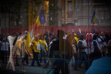 Bükreş, Romanya. 10 Mayıs 2023: Çok sayıda sendika federasyonundan 10 bin kadar öğretmen maaş zammı, enflasyon oranına endeksasyon ve daha iyi çalışma koşullarına ilişkin bir protesto yürüyüşüne katılıyor