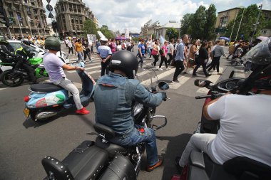 Bükreş, Romanya. 25 Mayıs 2023: Bisikletçiler Bükreş 'te öğretmen protestosunun geçmesini bekliyorlar. Çoğu öğretmen olmak üzere eğitim sisteminde 15 bin kadar çalışan, Romanya Hükümeti 'nin genel merkezi ile Saray arasında geçiş yapıyor. 