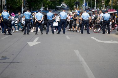 Bükreş, Romanya. 30 Mayıs 2023: Jandarmalar, çoğu öğretmen olmak üzere 20 binden fazla çalışanın Romen Hükümeti genel merkezi ile Cumhurbaşkanlığı Sarayı arasındaki güzergahta yürüdüğü protesto rotasını koruyorlar. 