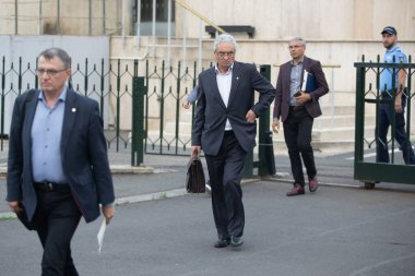 Bükreş, Romanya. 31 Mayıs 2023: Ticaret sendikası liderleri Marius Nistor (L) ve Simion Hancescu (C), birkaç saat önce Romanya hükümetiyle yapılan görüşmeler sırasında alınan teklifin reddedilmesinin ardından,