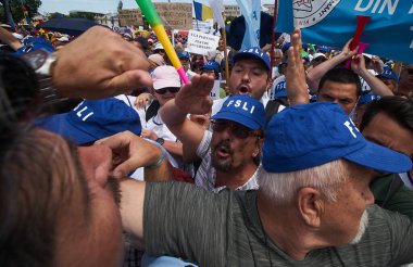 Bükreş, Romanya. 9 Haziran 2023: Protestocular, öğretmenlerin Bükreş 'teki protestosu sırasında yürüyüşe başlamalarına izin vermedikleri için jandarmalara bağırıyorlar. Çoğunlukla öğretmenler olmak üzere yaklaşık 12 bin çalışan protesto ediyor