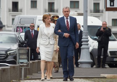 Bükreş, Romanya. 10 Mayıs 2023: Majesteleri Margareta ve Prens Radu, Romanya Kralı I. Carol 'un Bükreş' teki Ulusal Kraliyet Günü münasebetiyle askeri törene geldiler.. 