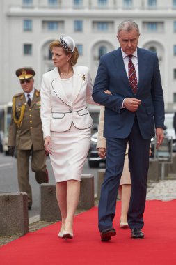 Bükreş, Romanya. 10 Mayıs 2023: Majesteleri Margareta ve Prens Radu, Romanya Kralı I. Carol 'un Bükreş' teki Ulusal Kraliyet Günü münasebetiyle askeri törene geldiler.. 