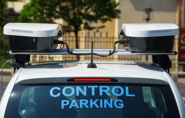 Bükreş, Romanya. 6 Temmuz 2023: Bükreş Park Şirketi tarafından satın alınan ve park ücreti uygulaması için dört kameralı plaka okuma sistemine sahip 18 araçtan ilk iki Volkswagen e-up elektrikli otomobil Bükreş C tarafından sunuldu.