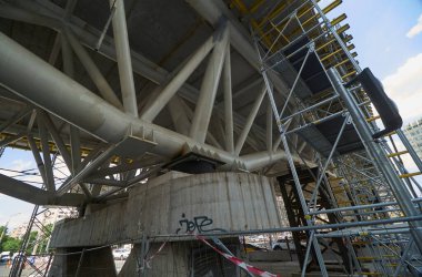 Bükreş, Romanya. 10 Temmuz 2023: Bükreş 'teki Doamna Ghica Üstgeçidinin inşaat sahasının üç yıl önce tamamlanması gerekiyordu.