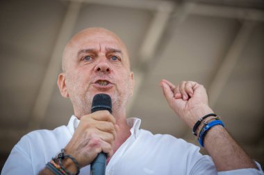 Bükreş, Romanya - 26 Temmuz 2023: Dumitru Costin, hükümetin mali tesislerini azaltma niyetini protesto eden inşaat işçilerinin mitinginde konuştu