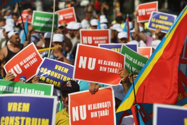 Bükreş, Romanya - 26 Temmuz 2023: İnşaat sektöründen 1000 'e yakın çalışan, hükümetin Romen Hükümeti önünde mali tesislerini kapatma niyetini protesto ediyor