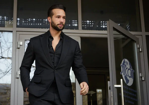 Bükreş, Romanya. 10 Nisan 2023: Tristan Tate ve kardeşi Andrew Tate (görüntü olarak değil) Organize Suçlar ve Terörizm Diyotlarını Soruşturma Müdürlüğü 'nden ayrıldılar