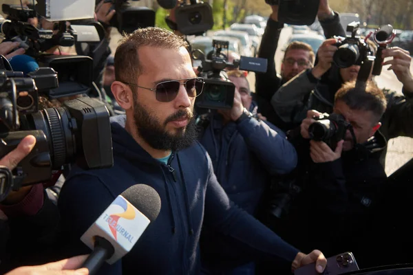 Bükreş, Romanya. 10 Nisan 2023: Andrew Tate ve kardeşi Tristan Tate (resmi olarak değil) Organize Suçları ve Terörizmi Soruşturma Müdürlüğü 'nden ayrıldılar