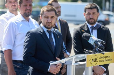 Bükreş, Romanya. 7 Ağustos 2023: Adrian George Axinia, Romanya 'nın Birleşmesi için İttifak Başkan Yardımcısı (AUR), hükümetin önümüzdeki dönem için açıkladığı vergi ve ücretlerdeki artışla ilgili olağanüstü basın toplantısında konuştu., 