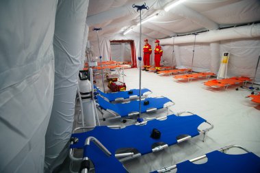 Bükreş, Romanya. 5 Temmuz 2023: 25 ileri tıbbi istasyon ve IGSU 'ya tahsis edilen dört radyo destek aracının sunumu sırasında donanımlı bir tıbbi çadır