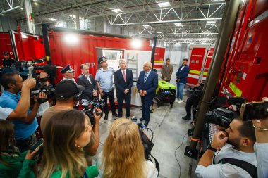 Bükreş, Romanya. 5 Temmuz 2023: Adrian Caciu (C-L), Catalin Predoiu (C) ve Raed Arafat (C-R) IGSU 'ya tahsis edilen gelişmiş sağlık istasyonları ve radyo destek araçlarının sunumu sırasında