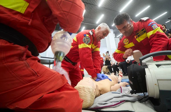 ブカレスト ルーマニア 2023年6月27日 ルーマニアの緊急救助サービスSmurdの救急隊員は ルーマニアの支援を受けて 購入する訓練マネキンの機会に — ストック写真