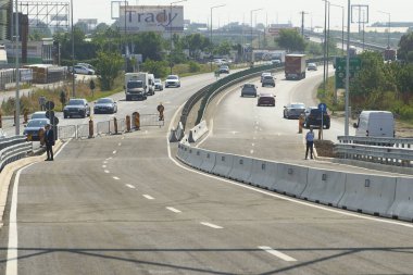 Bükreş, Romanya. 23 Haziran 2023: Bükreş 'teki 3. Bölge Belediye Başkanı' nın ofisi tarafından inşa edilen A2 Otoyolu 'nu birbirine bağlayan Pallady Üstgeçidi' nin açılışı.