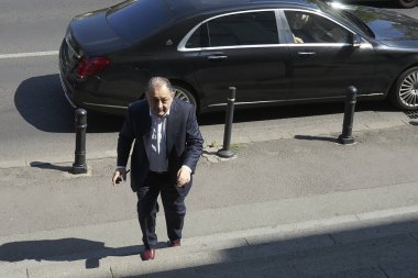 Bükreş, Romanya - 01 Ağustos 2023: Sektör 5 eski belediye başkanı Marian Vanghelie, yolsuzluk davasında dinlendiği Bükreş Temyiz Mahkemesi 'nin merdivenlerinden çıktı.