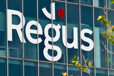 Bükreş, Romanya - 19 Sep, 2023: Regus Romanya 'nın markası olan çok uluslu IWG şirketinin logosu Bükreş' teki bir binada görülebilir. Bu resim sadece editörler içindir..