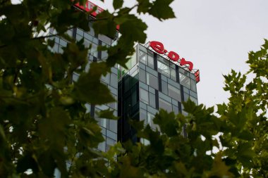 Bükreş, Romanya - 19 Eylül 2023: Avrupa elektrik kuruluşu E.ON 'un bir logosu Romanya' nın Bükreş kentindeki bir binanın tepesinde sergileniyor.