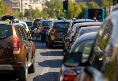 Bükreş, Romanya - 21 Eylül 2023: Bükreş 'teki bir bulvarda trafik sıkışıklığında otomobiller bekliyor.