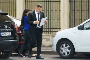 Bükreş, Romanya. 4 Eylül 2023: Romanya Birliği 'nin (AUR) başkanı George Simion, Yolsuzlukla Mücadele Genel Müdürlüğü' nün (DGA) genel müdürlüğüne geldi.).