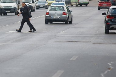 Bükreş, Romanya. 4 Eylül 2023: Romanya Birliği 'nin (AUR) başkanı George Simion, Yolsuzlukla Mücadele Genel Müdürlüğü' nün (DGA) genel müdürlüğüne geldi.).