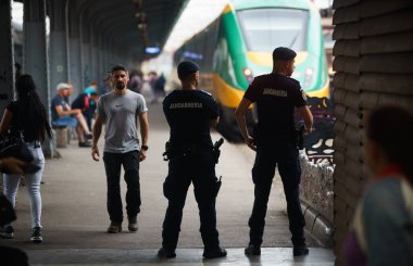 Bükreş, Romanya. 15 Sep, 2023: Romanya demiryolu şirketlerinin uyarı grevi sırasında Bükreş 'teki jandarmalar. Bu resim sadece editörler içindir..