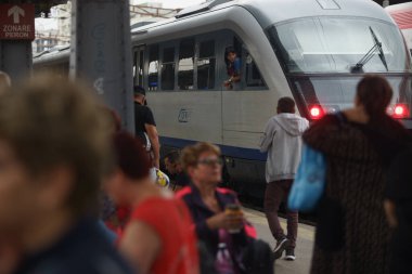 Bükreş, Romanya. 15 Eylül 2023: Romen demiryolu şirketlerinin uyarı grevi sırasında Bükreş Kuzey Tren İstasyonu 'nda bekleyenler var. Bu resim sadece editörler içindir..