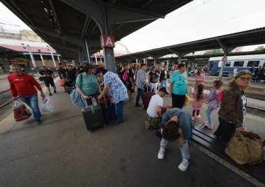 Bükreş, Romanya. 15 Eylül 2023: Romen demiryolu şirketlerinin uyarı grevi sırasında Bükreş Kuzey Tren İstasyonu 'nda bekleyenler var. Bu resim sadece editörler içindir..