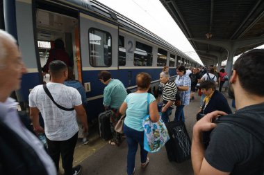 Bükreş, Romanya. 15 Eylül 2023: Romen demiryolu şirketlerinin uyarı grevinden sonra Bükreş Kuzey Tren İstasyonu 'ndan trene binen insanlar görülüyor. Bu resim sadece editörler içindir..