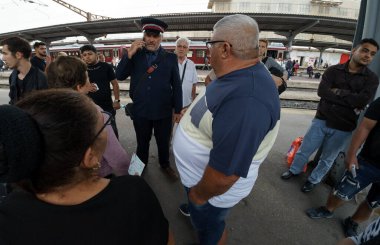 Bükreş, Romanya. 15 Eylül 2023: Romen demiryolu şirketlerinin uyarı grevinden sonra Bükreş Kuzey Tren İstasyonu 'nda trene binmek için bekleyenler var. Bu resim sadece editörler içindir..