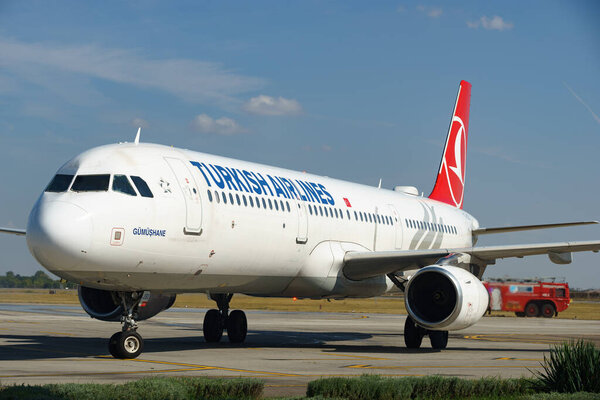 Бухарест, Румыния. 21 Сен, 2023: 30-летие регулярных рейсов Turkish Airlines из Стамбула, Турция в Бухарест Международный аэропорт Анри Коанда (AIHCB)).