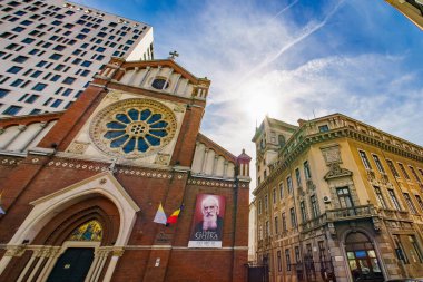 Bükreş, Romanya - 27 Eylül 2023: Katedral Plaza Bükreş 'in 2011 yılında tamamlanan binası, St. Joseph Katedrali yakınlarındaki inşaatın yasallığıyla ilgili yapılan çalışmalar nedeniyle hâlâ boş..